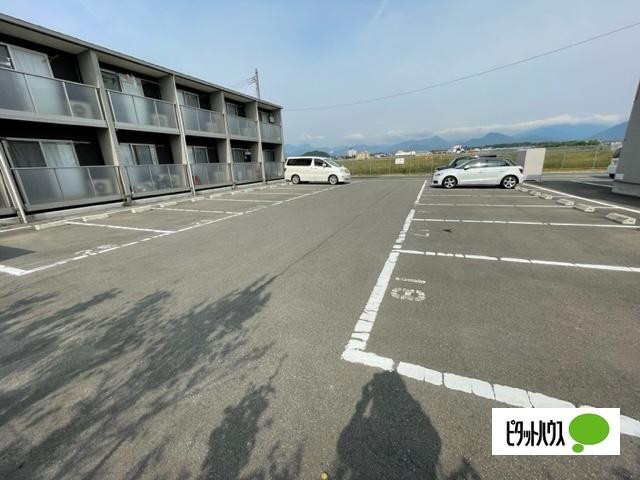 Y'sⅠ（207） 駐車場