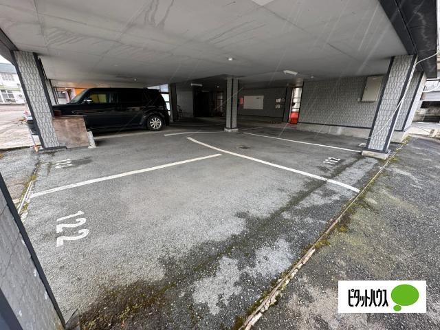 東根市温泉町アパート 駐車場