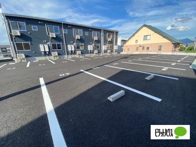 東根市神町北アパート 駐車場