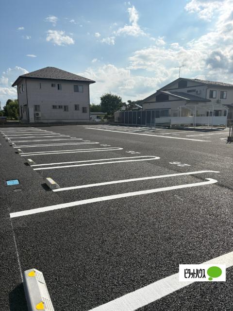 東根市新田町アパート 駐車場