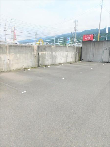 ユーミーピュア（301） 駐車場