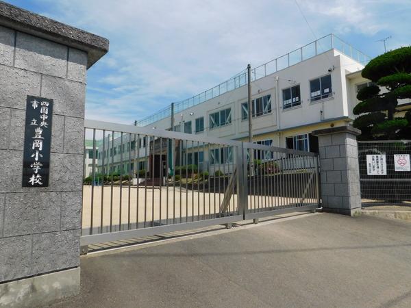 四国中央市立豊岡小学校：473m