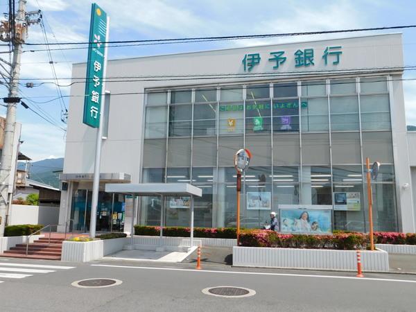 伊予銀行三島支店：402m