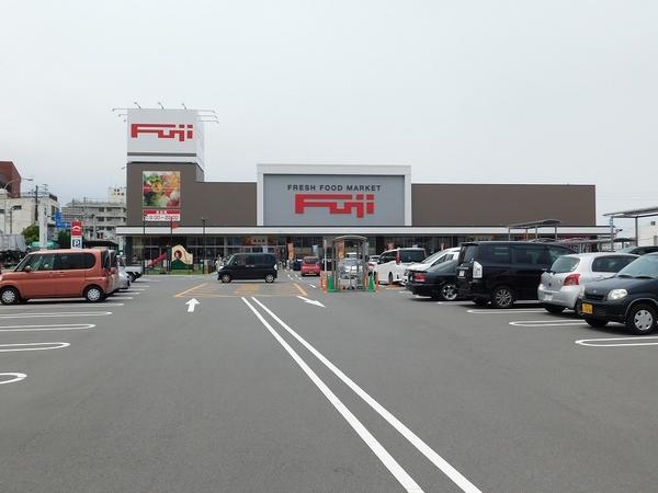 フジ三島店：590m