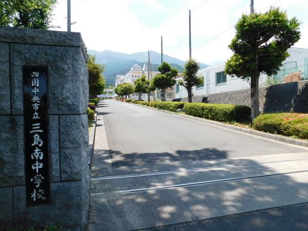 四国中央市立三島南中学校：2276m
