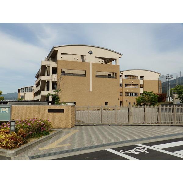 四国中央市立三島東中学校：986m