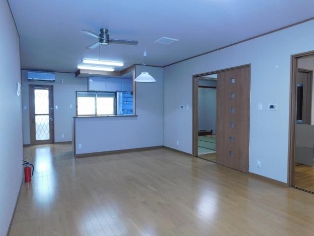 四国中央市下柏町一戸建 リビング