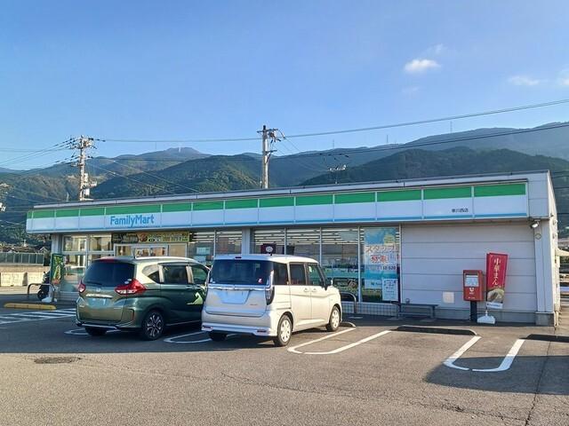ファミリーマート寒川西店：303m