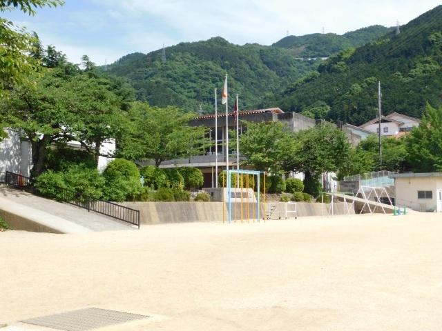 四国中央市立寒川小学校：863m