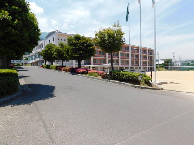 四国中央市立三島西中学校：1005m
