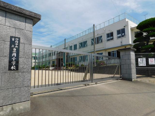 四国中央市立豊岡小学校：713m