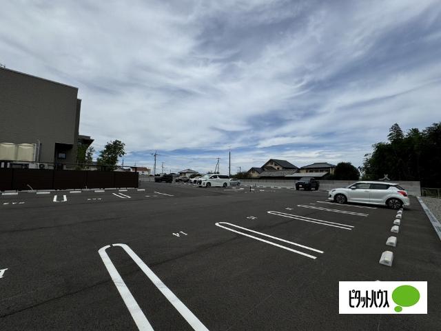 シャーメゾンコンフォーザ（205） 駐車場