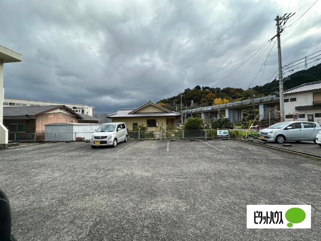 西岡マンション（102） 駐車場