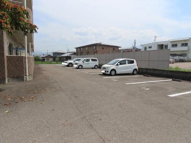 ヴェルジェ篠原（302） 駐車場