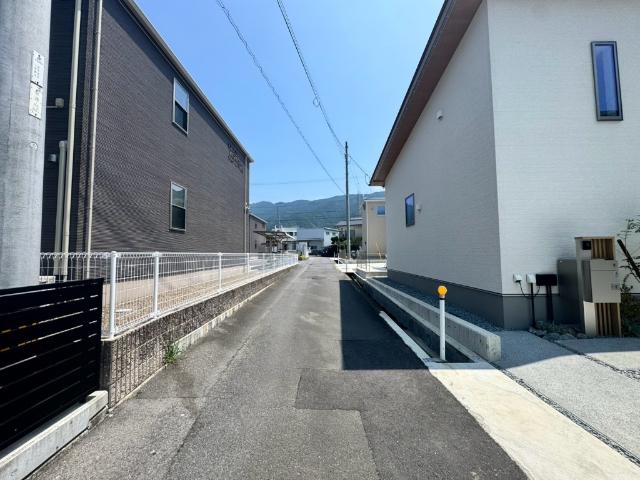 上柏　平屋　2号棟 前面道路含む現地写真