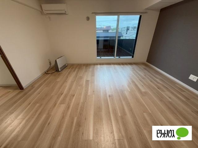 WELL BRIGHT 朝日RESIDENCE（203） リビング