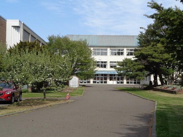 恵庭市立恵庭小学校：262m