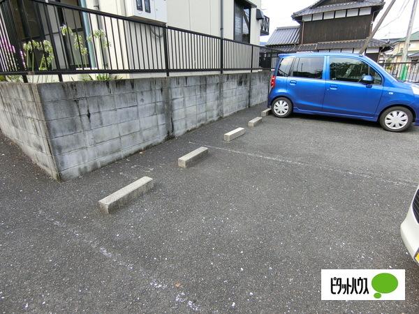 Ｆクレッシェント（202） 駐車場