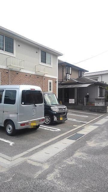 ブライト　ローレル（102） 駐車場