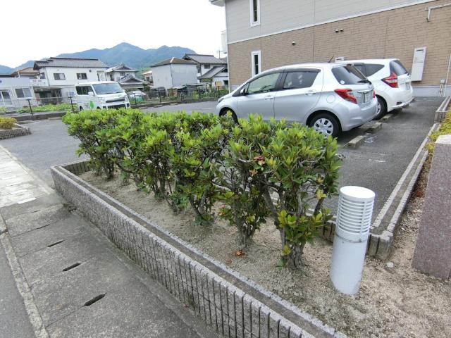 ヴィラ　ミニョン　Ａ（201） 駐車場