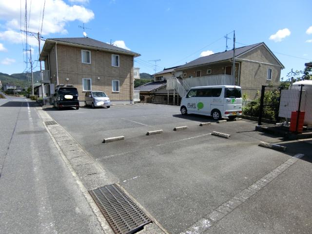 ユイール　B棟（B102） 駐車場