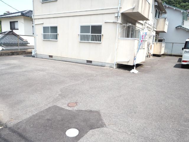 ウイング室の木（102） 駐車場