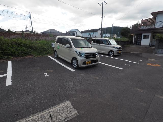 ビレッジF１番館（202） 駐車場