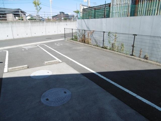 ベネフィック（101） 駐車場