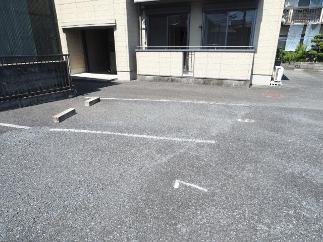 グランシャリオ（101） 駐車場