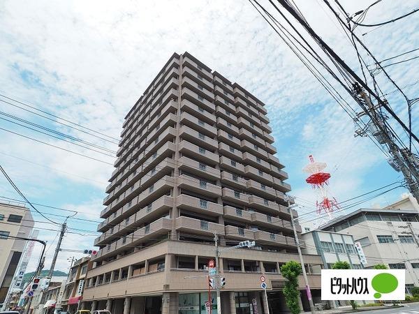 【建物外観】重厚感のあるタワー型マンション。