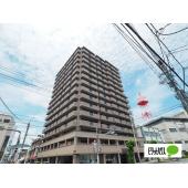 【建物外観】重厚感のあるタワー型マンション。