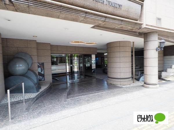 【建物外観】高級感漂うエントランスホール入口。