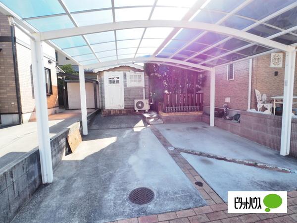 2台分のカーポート付き。建物外眼とお似合いの色合い。