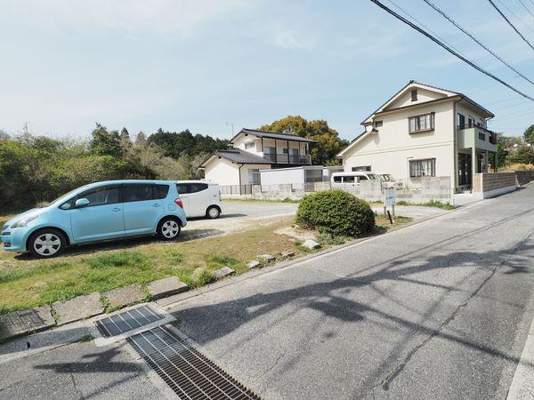 南東側の道路に面しております。