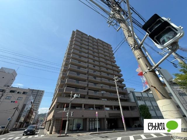 【建物外観】重厚感のあるタワー型マンション。