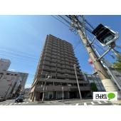 【建物外観】重厚感のあるタワー型マンション。