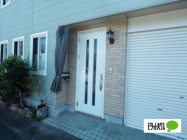 白色の採光が入りやすいドア