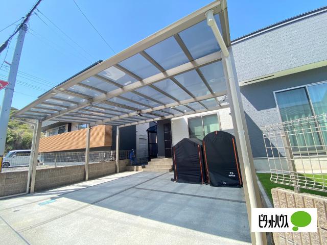 ワイドなカーポートがかっこよく家を演出してくれます。