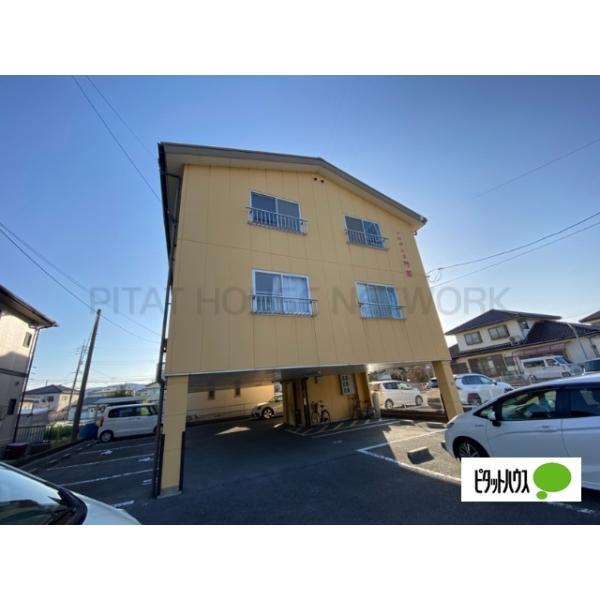 3階建ての重厚感あるつくり。