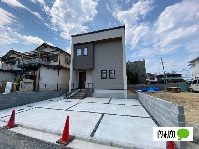 広々とした並列駐車場。