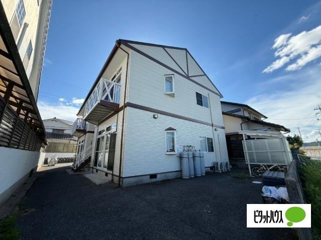 明るい白色の外観です。