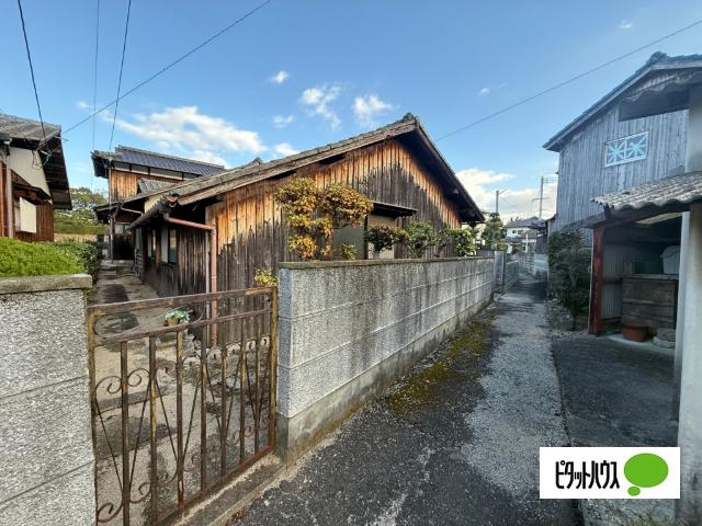 二面の道路に面しております。