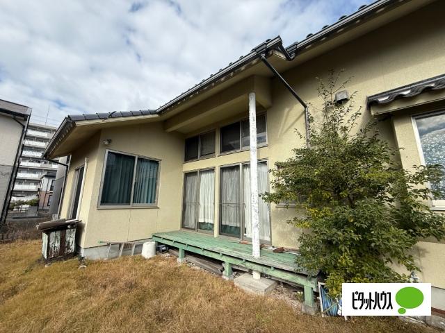 おしゃれな屋根デザインが印象的です。