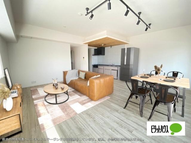 白色タイルの重厚感のある外観ですね。