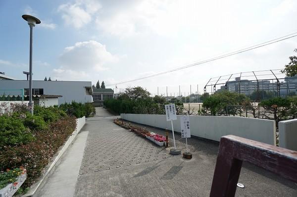 吹田市立片山中学校：721m