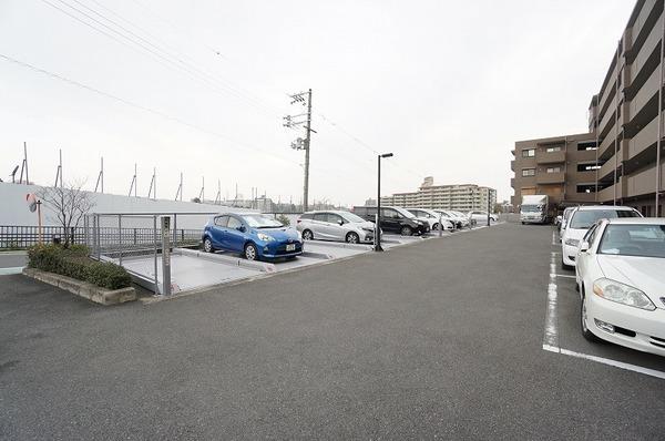 グランアークス千里山 駐車場