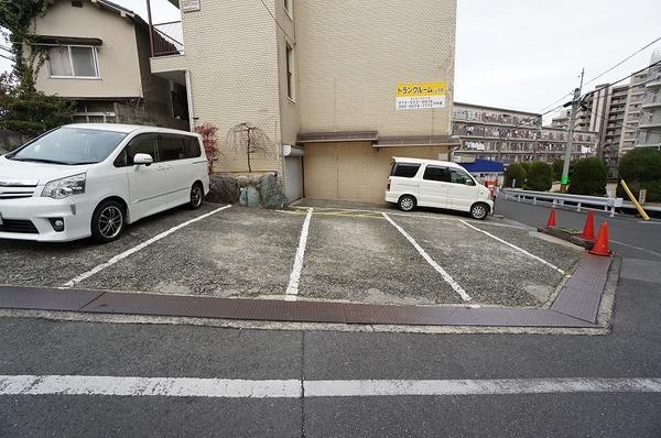 山手町・石井マンション 駐車場