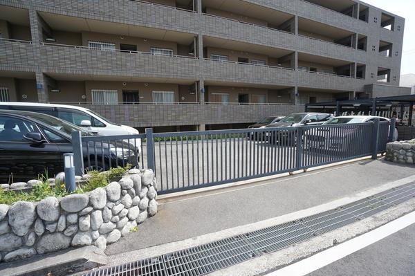サンライズコート緑地公園 駐車場
