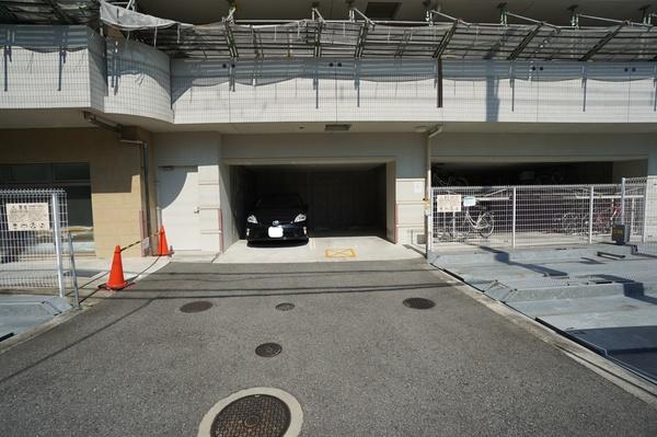 SERENiTE江坂四番館 駐車場