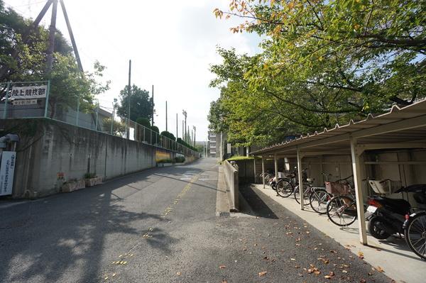 吹田市立佐井寺中学校：341m